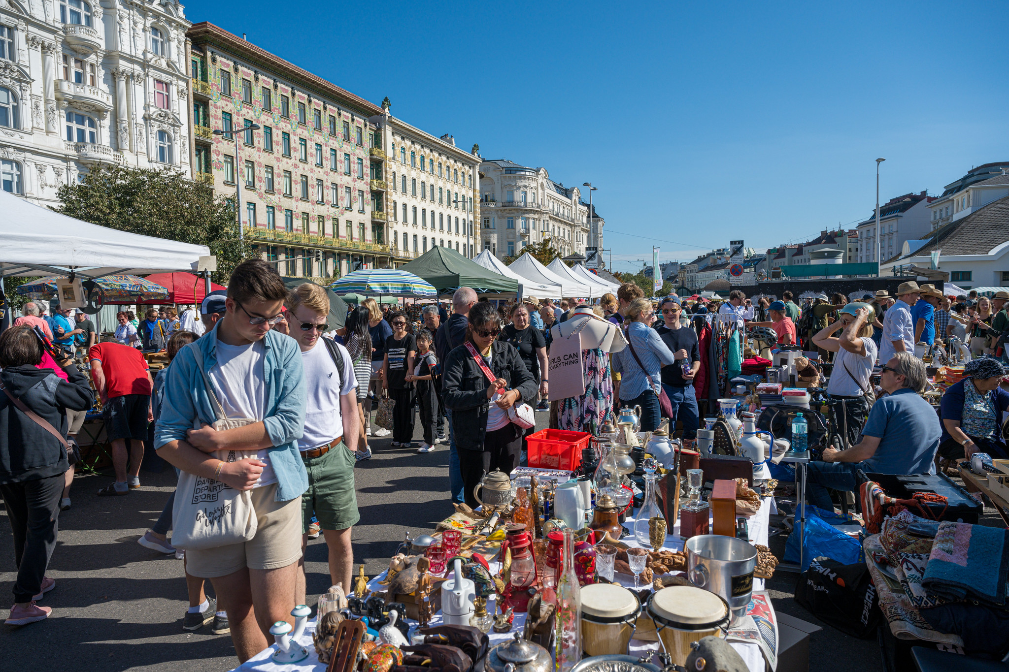 Flea market - Naschmarkt, Vienna – By Sandor Somkuti (CC BY-SA 2.0)